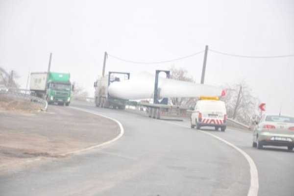 Drumurile Constanţei duduie: se înregistrează câte 6 transporturi de eoliene pe zi